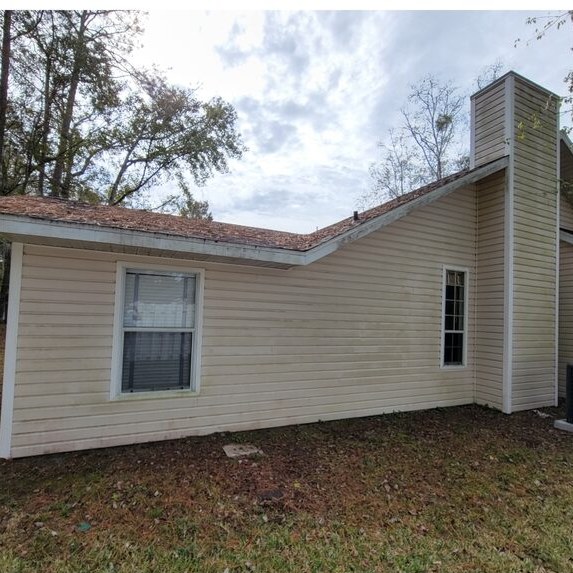 Dirty siding and dark roofline before pressure washing